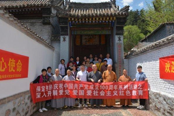 大学生用画笔扮靓背街小巷